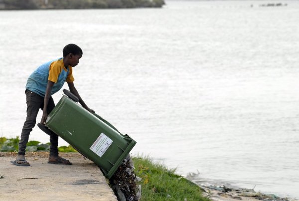 Quand aucune structure de traitement existe, le fleuve est la 