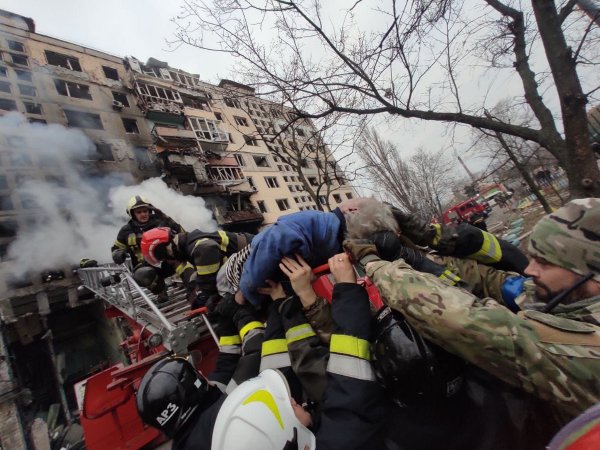 Devant l’immeuble de la rue Bohatyrska - © Service national d'urgence d'Ukraine
